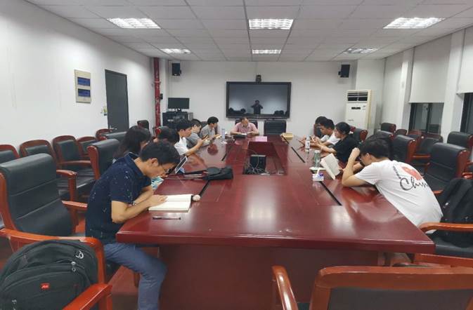 会议室里的人们 描述已自动生成